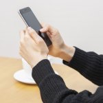 オンライン相談にて、スマホを操作する手元の画像